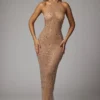 Vestido de noche Soraya de cuello alto, transparente y adornado, en color almendra