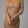Vestido de noche transparente con adornos y manga larga Isabeau en color almendra
