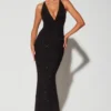 Vestido de noche Verona con escote pronunciado y cuello halter adornado en negro
