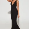 Vestido de noche Verona con escote pronunciado y cuello halter adornado en negro