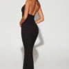 Vestido de noche Verona con escote pronunciado y cuello halter adornado en negro