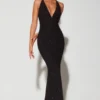 Vestido de noche Verona con escote pronunciado y cuello halter adornado en negro