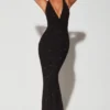 Vestido de noche Verona con escote pronunciado y cuello halter adornado en negro