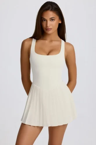 Vestido de tenis plisado con espalda abierta Soft Active en marfil