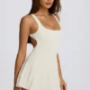 Vestido de tenis plisado con espalda abierta Soft Active en marfil
