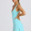 Vestido de tenis Soft Active con espalda abierta en color aguamarina