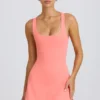 Vestido de tenis Soft Active con espalda abierta en color coral