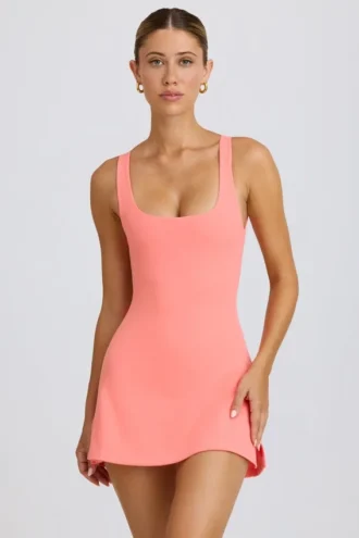 Vestido de tenis Soft Active con espalda abierta en color coral