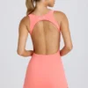 Vestido de tenis Soft Active con espalda abierta en color coral