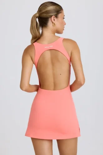 Vestido de tenis Soft Active con espalda abierta en color coral