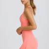 Vestido de tenis Soft Active con espalda abierta en color coral