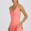 Vestido de tenis Soft Active con espalda abierta en color coral