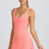 Vestido de tenis Soft Active con espalda abierta en color coral