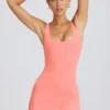 Vestido de tenis Soft Active con espalda abierta en color coral