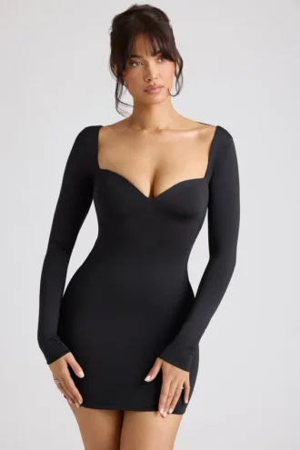 Vestido Demelza de manga larga y escote corazón en negro
