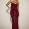 Vestido drapeado bandeau con aberturas de satén Aisra en rojo vino