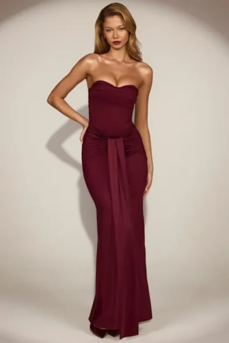 Vestido drapeado bandeau con aberturas de satén Aisra en rojo vino