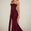 Vestido drapeado bandeau con aberturas de satén Aisra en rojo vino