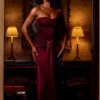 Vestido drapeado bandeau con aberturas de satén Aisra en rojo vino