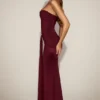 Vestido drapeado bandeau con aberturas de satén Aisra en rojo vino