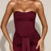 Vestido drapeado bandeau con aberturas de satén Aisra en rojo vino