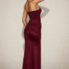 Vestido drapeado bandeau con aberturas de satén Aisra en rojo vino