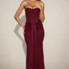 Vestido drapeado bandeau con aberturas de satén Aisra en rojo vino