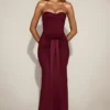 Vestido drapeado bandeau con aberturas de satén Aisra en rojo vino