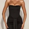 Vestido drapeado bandeau de satén con aberturas Aisra en negro