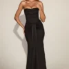 Vestido drapeado bandeau de satén con aberturas Aisra en negro