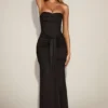 Vestido drapeado bandeau de satén con aberturas Aisra en negro