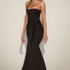 Vestido drapeado bandeau de satén con aberturas Aisra en negro