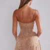 Vestido Durrani con cuello redondo y adornos transparentes en color almendra