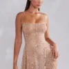 Vestido Durrani con cuello redondo y adornos transparentes en color almendra