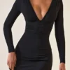 Vestido Jessa de corte en A con escote pronunciado y fruncidos en modal, en negro