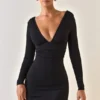 Vestido Jessa de corte en A con escote pronunciado y fruncidos en modal, en negro