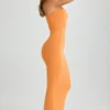 Vestido largo ajustado con cuello bandeau Kali de modal en naranja atardecer