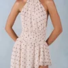 Vestido largo asimétrico con cuello halter Mariselle con estampado de lunares marfil