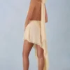 Vestido largo asimétrico con cuello halter Mariselle en amarillo mantequilla