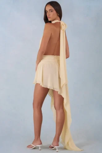 Vestido largo asimétrico con cuello halter Mariselle en amarillo mantequilla