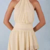 Vestido largo asimétrico con cuello halter Mariselle en amarillo mantequilla