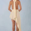 Vestido largo asimétrico con cuello halter Mariselle en amarillo mantequilla