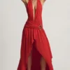 Vestido largo asimétrico con cuello halter Oliana en rojo chile