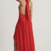 Vestido largo asimétrico con cuello halter Oliana en rojo chile