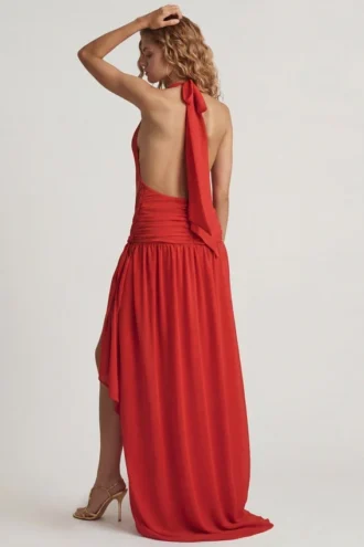 Vestido largo asimétrico con cuello halter Oliana en rojo chile