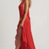 Vestido largo asimétrico con cuello halter Oliana en rojo chile