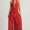 Vestido largo asimétrico con cuello halter Oliana en rojo chile