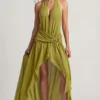 Vestido largo asimétrico con cuello halter Oliana en verde oliva