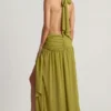 Vestido largo asimétrico con cuello halter Oliana en verde oliva