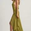 Vestido largo asimétrico con cuello halter Oliana en verde oliva